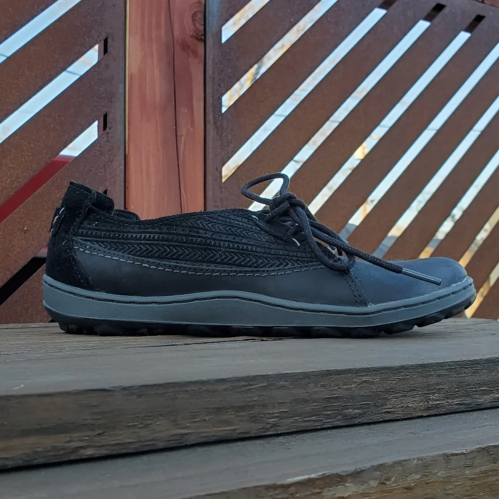 Merrell Women's lace up outdoor shoes. Size 5.5. Black. Pre Worn Like New.